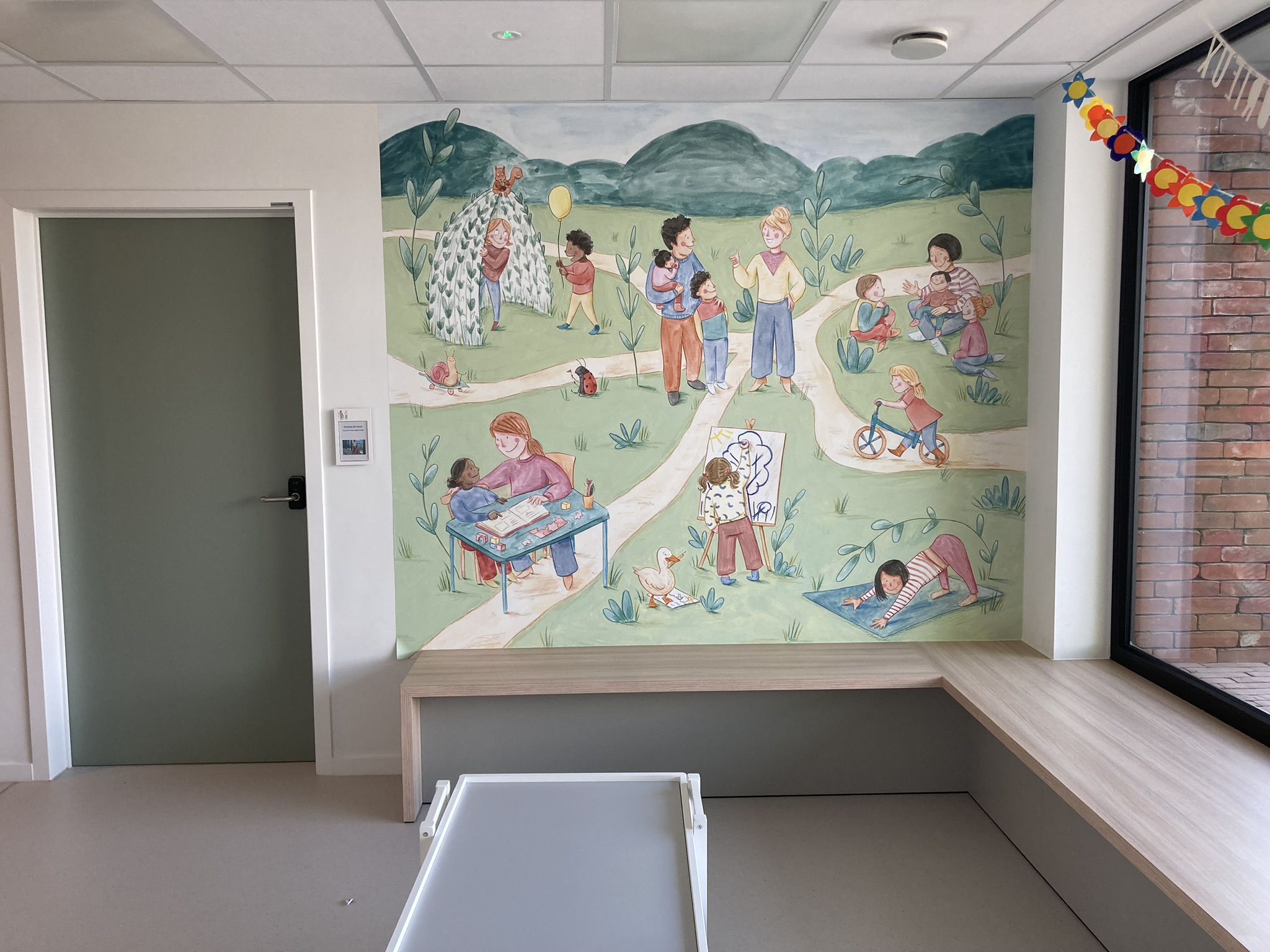 Getekende wand binnen in wachtzaal CAR Ronse, door Eva Tack